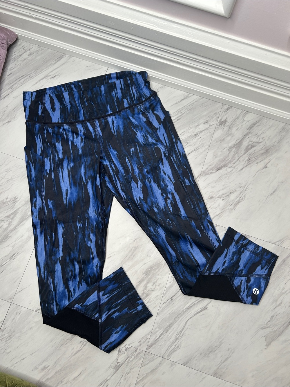 lululemon blue and black abstract cropped leggings